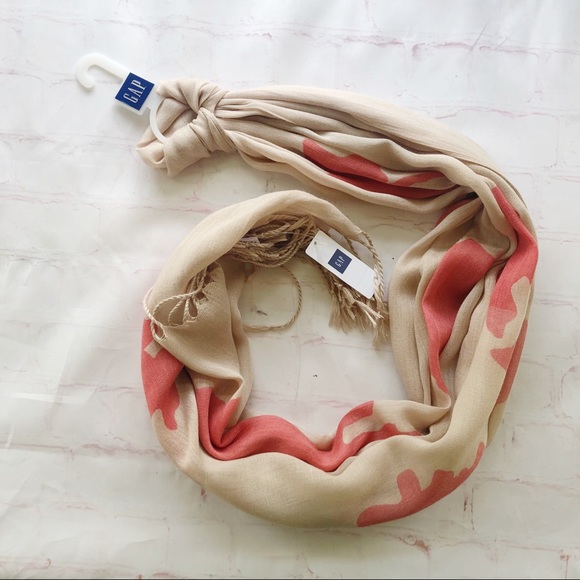 GAP Accessories - 💐5/$25!💐GAP NWT tan and coral light fringe scarf